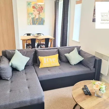 Corporate Old Town Stevenage: 2-Bed Apartment with Balcony & Parking Exterior photo