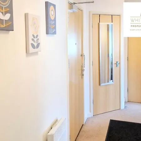 Corporate Old Town Stevenage: 2-Bed Apartment with Balcony & Parking Exterior photo