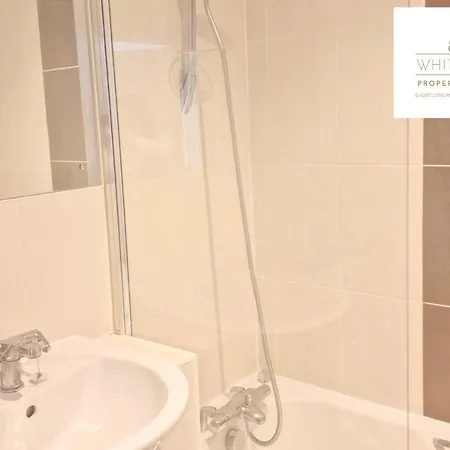 Corporate Old Town Stevenage: 2-Bed Apartment with Balcony & Parking Exterior photo