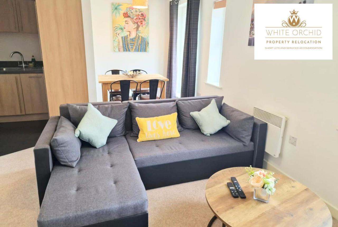 Corporate Old Town Stevenage: 2-bed With Balcony & Parking Apartment Stevenage