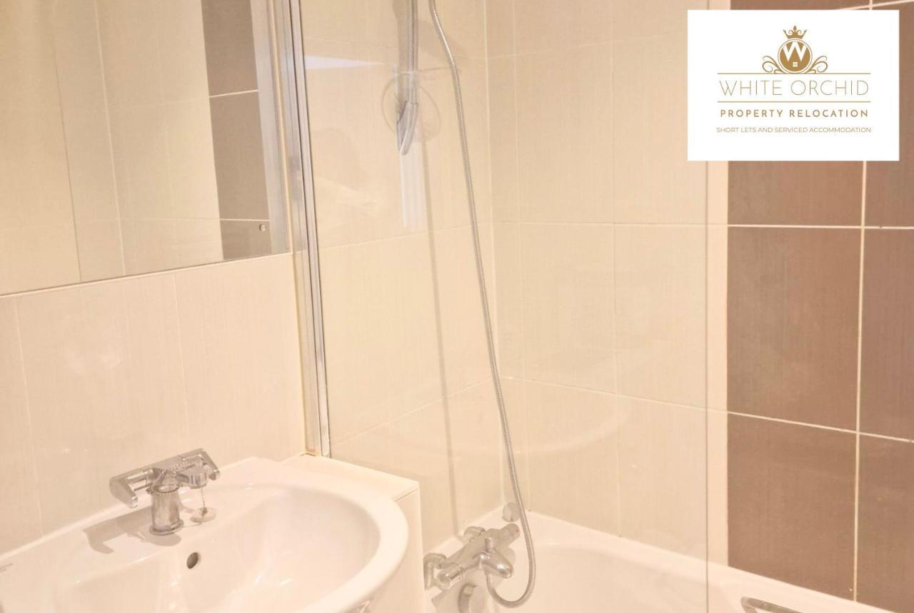 Corporate Old Town Stevenage: 2-bed With Balcony & Parking