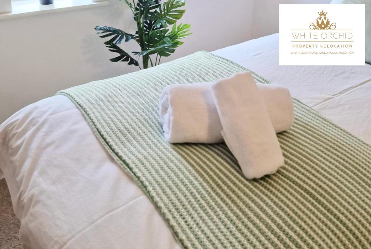 Corporate Old Town Stevenage: 2-bed With Balcony & Parking Apartment Stevenage