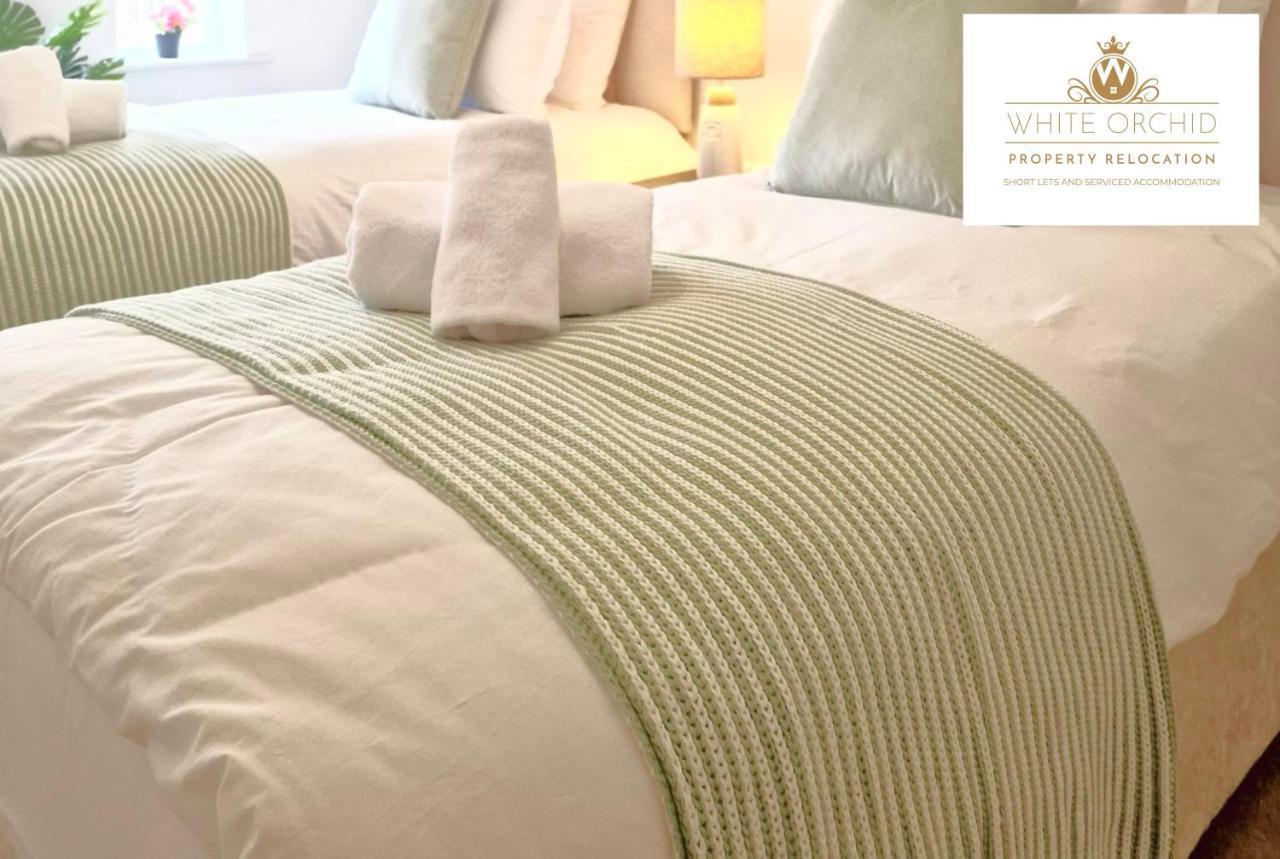 Corporate Old Town Stevenage: 2-bed With Balcony & Parking *