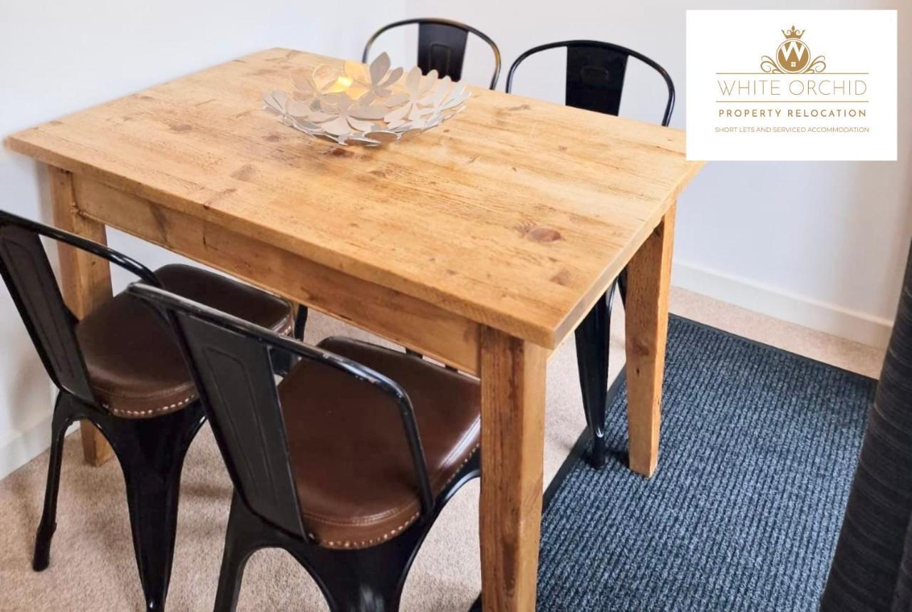 Corporate Old Town Stevenage: 2-bed With Balcony & Parking *