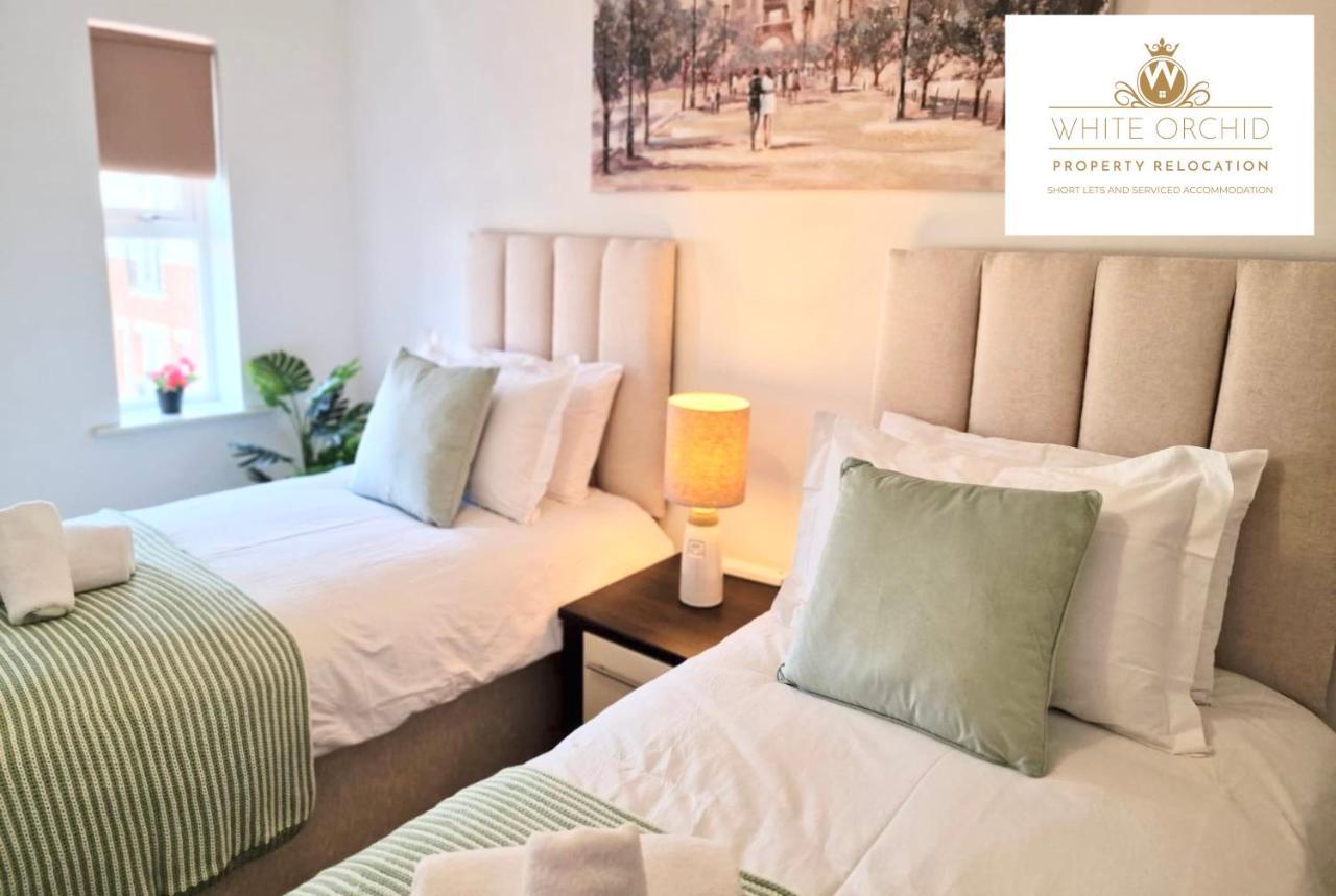 Corporate Old Town Stevenage: 2-bed With Balcony & Parking